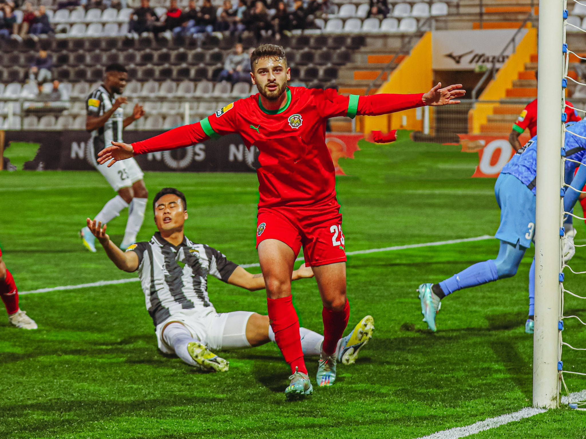 爱游戏中国-金州勇士发布备战花絮；赛前复出首秀；葡超任务艰巨；数据趋势出现新变化的简单介绍-爱游戏中国